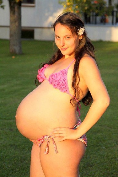 Беременная мадама выложила свои эротические изображения в сеть интернета