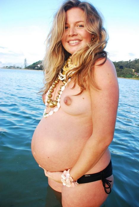 Беременные тетки чертовски чувственны, поэтому желают сфотографировать всем свои изменившиеся тела