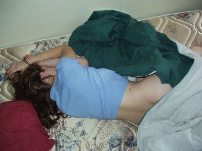 Обнаженная попа, киска и сисяндры спящей Эрики