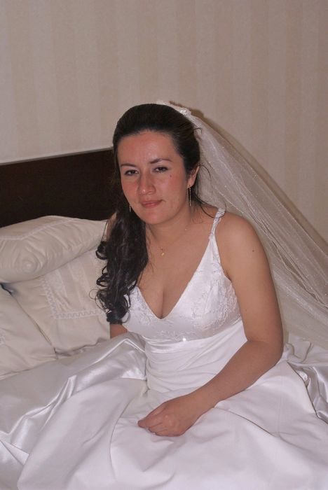 Невеста наконец-то сбросила свое платье в спальни, под ним она была голая