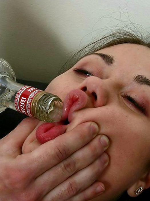 Бухая красоточка выпила безумно немало водки и возбудилась секс фото