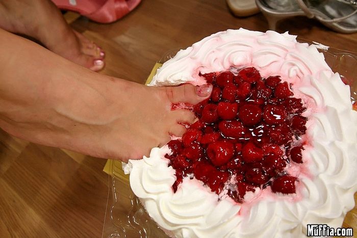 Юноша слизывает торт с супер-сексуальных ног Valentina Blue и ебет ее вагину
