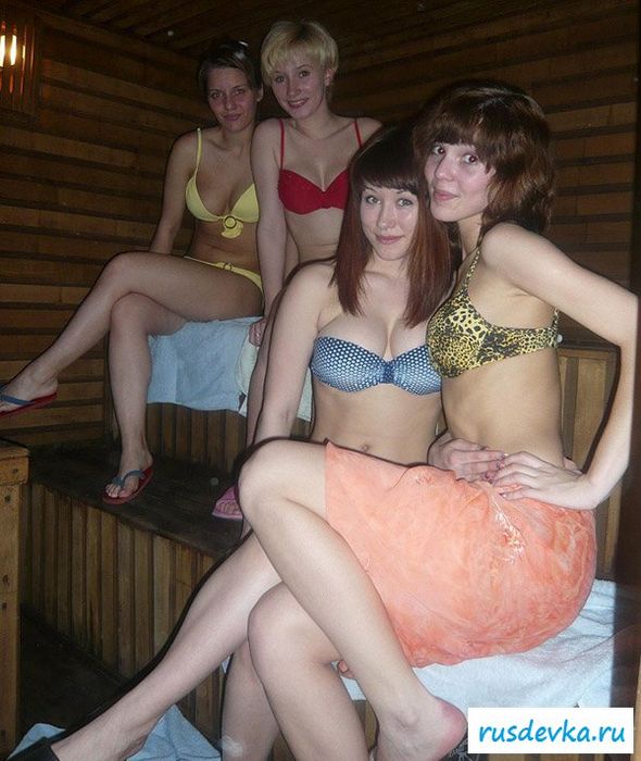 Симпатичные девки развлекаются в бане